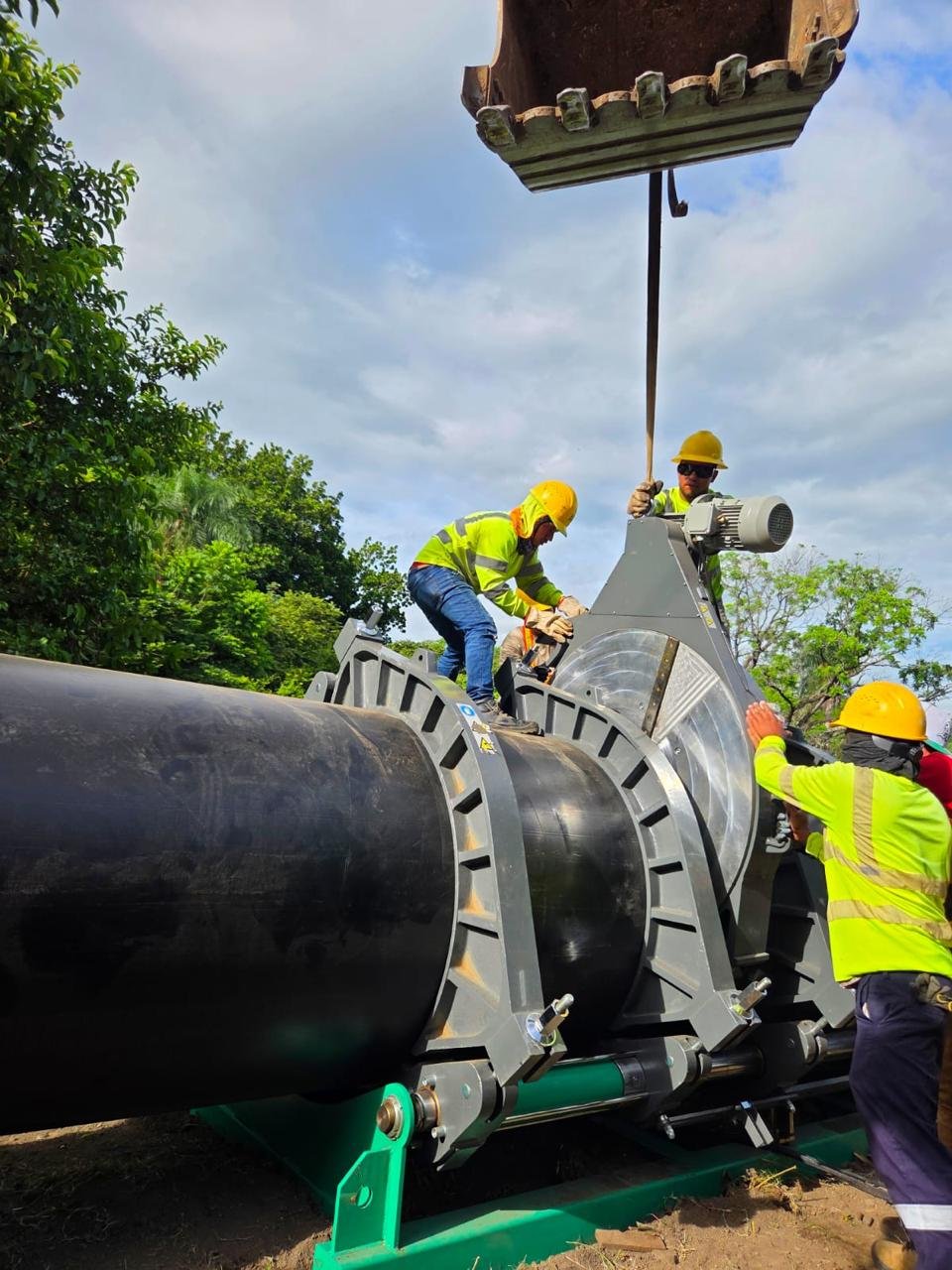 Máquina de termofusión de PEAD de hasta 48 pulgadas trabajando en obra