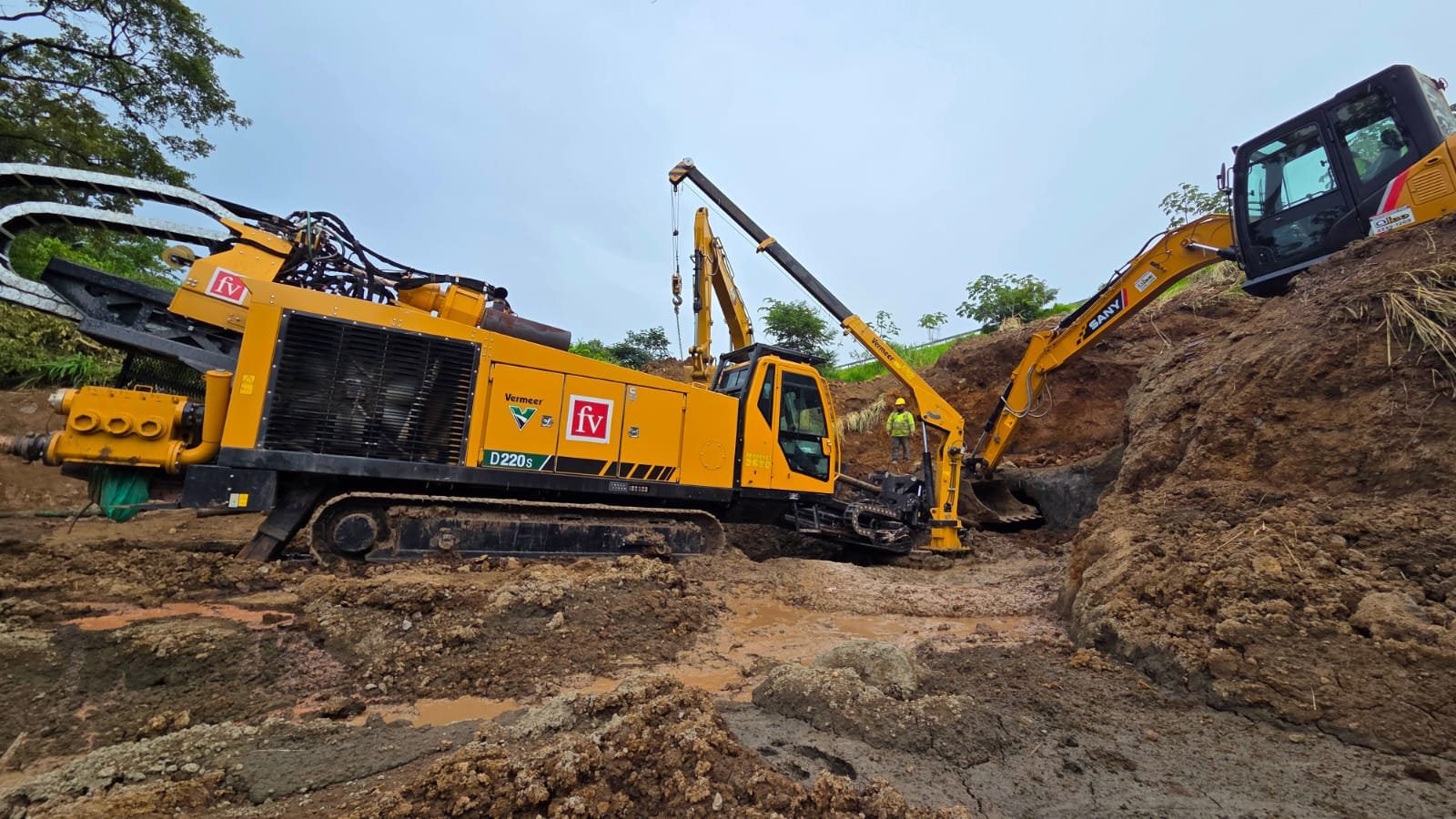 Perforadora y excavadoras en el frente de trabajo del cruce de la Ruta 27